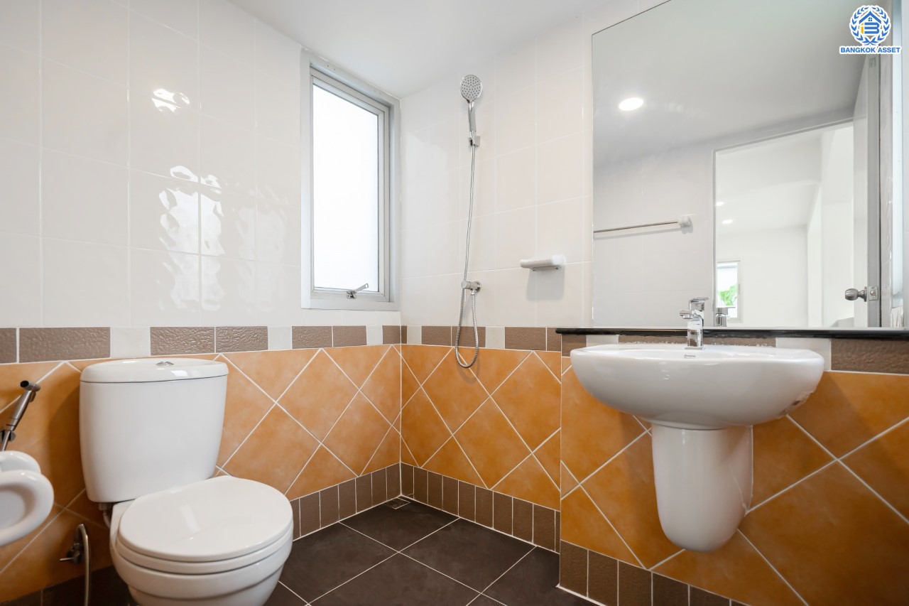 บ้านมือสองนนทบุรี ม.ศุภาลัยวิลล์ วงแหวน-รัตนาธิเบศร์ เนื้อที่ 50 ตร.ว. ฟังก์ชันจัดเต็ม 4 ห้องนอน 2 ห้องน้ำ 2 ที่จอดรถ ตอบโจทย์ทุกการเข้าอยู่ บนทำเลเดินทางสะดวก ใกล้ ถนนกาญจนาภิเษก เซ็นทรัลเวสต์เกต และรถไฟฟ้า "สถานีคลองบางไผ่"